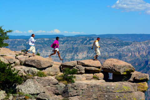 LOS RARÁMURIS O “PIES LIGEROS” QUE VIVEN EN LA SIERRA TARAHUMARA DE CHIHUAHUA SON RECONOCIDOS EN EL MUNDO